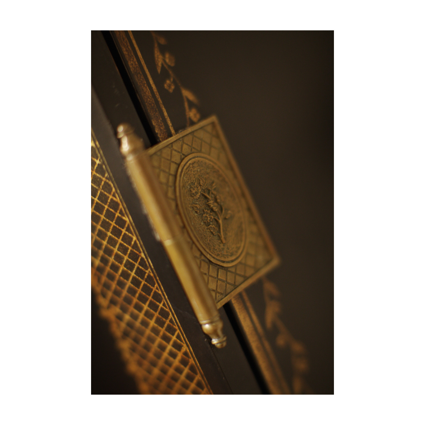 Formal Black & Gold Drinks Cabinet