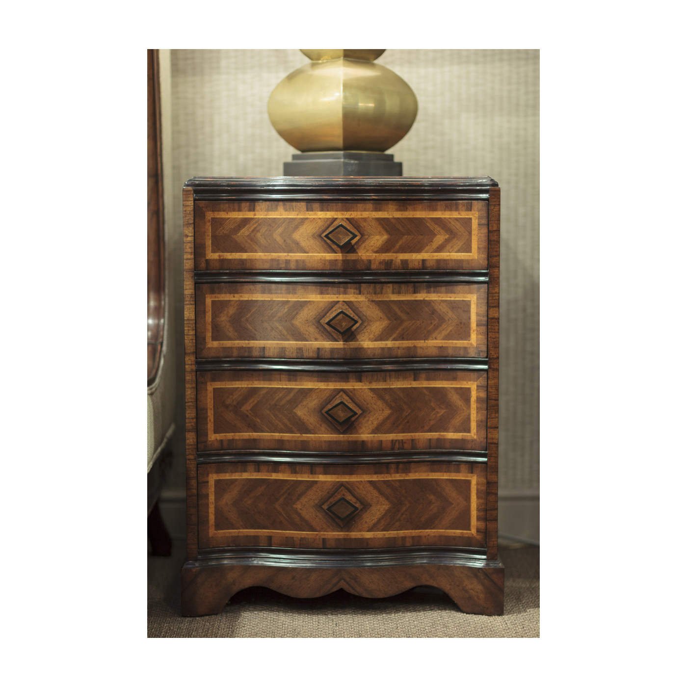 Small chest with decorative argentinian walnut veneer