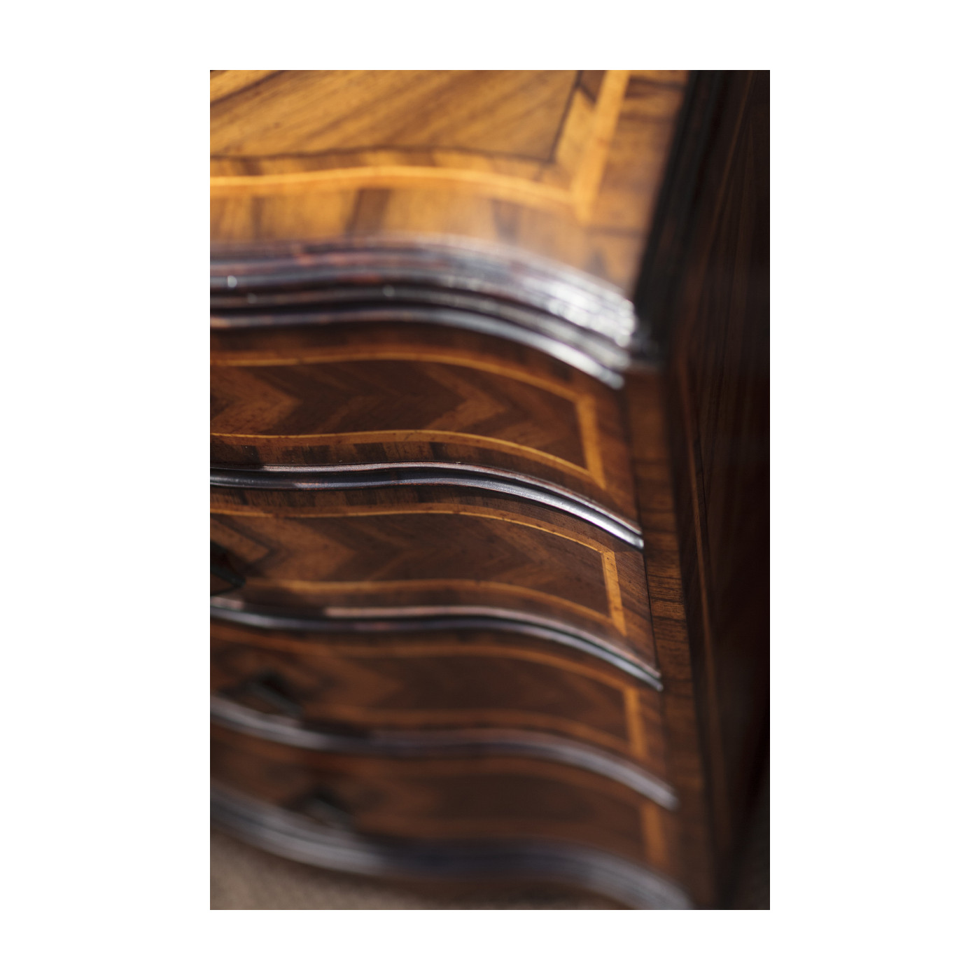 Small chest with decorative argentinian walnut veneer