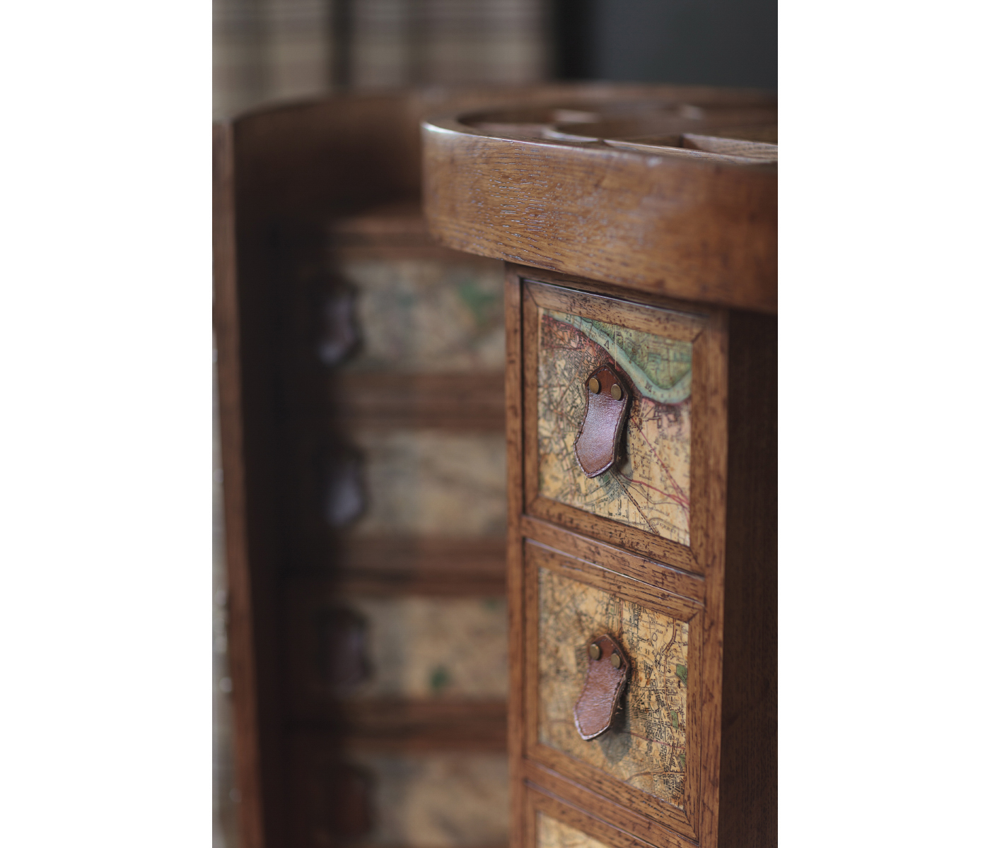 Travel Trunk Style Metamorphic Dressing Table