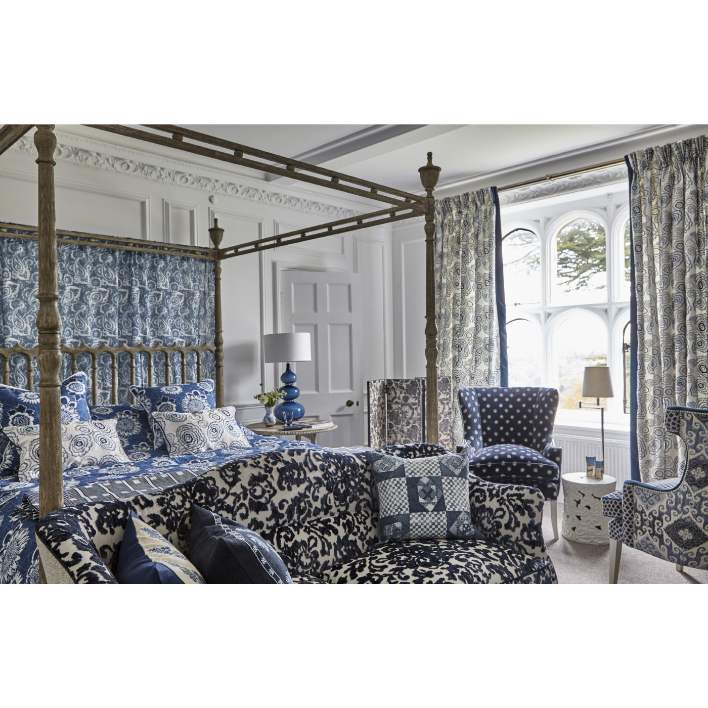 Octavian White & Blue Screen Panels